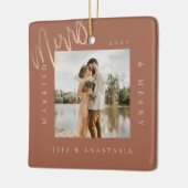 ミニマルモダン結婚したメリー &金ゴールドスクリプト2写真 セラミックオーナメント (左)