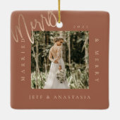 ミニマルモダン結婚したメリー &金ゴールドスクリプト2写真 セラミックオーナメント (裏面)