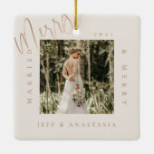 ミニマルモダン結婚したメリー &金ゴールドスクリプト2写真 セラミックオーナメント (裏面)