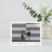 ミニマルモダン スクリプトレター フォト ウェディング 案内ポストカード (スタンド正面)