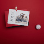 ミニマルモダンJoyful Family Photo Christmas シーズンカード<br><div class="desc">今年の休暇を迎えモダンてミニマル、「Joyful Family Photo Christmas Holiday Card」を開催し、親密な家族で喜びの絶好の瞬間を捉える。このシックな黒と白のカードは、我々が望むミニマルモダンスタイルの完璧な具現化である。タイポグラフィのクリーンな行と編集は、より少ないでより多くのことを行う精神に役立つ。カードとシーズンの喜びは、ミニマルなシックとフェスティバル応援の間の完璧なバランスを打つ方法で残る。さらに、このカードはお尻であモダンり、スタイリッシュ物事を愛するミレニアル世代の家族に対して完璧でシンプルある。この家族の写真を季節の完璧な記念の写真にする。Joyful モダン Family Photo Christmas Holiday Cardを使えば、今の休暇の間に愛する人に感謝の気持ちを表ミニマル現するために感性を犠牲にする必要はない。Copyrightベリーデザイン、すべての権利を留保。</div>
