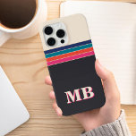 ミニマルレトロストライプイニシャルモノグラム iPhone 15 PRO MAXケース<br><div class="desc">ミニマルレトロストライプイニシャルモノグラム電話ケース。独自のiPhoneパーソナライズされたケースを作成しカスタムて、イニシャル名。</div>