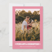 ミニマルレトロピンクGroovyフォト結婚ズ 招待状 (裏面)