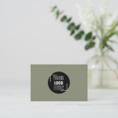 ミニマルロゴはこちらSage Green QRコード 名刺 (スタンド正面)