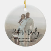 ミニマル写真のモダン初めてのクリスマス セラミックオーナメント (裏面)