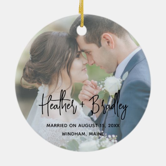 ミニマル写真のモダン初めてのクリスマス セラミックオーナメント (裏面)