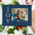ミニマル写真の喜び シーズンカード<br><div class="desc">ネイビーの青い背景に白い文字で挨拶「Joy」を付けた休日の写真のグリーティングカードで簡単に言う。写真お気に入りのや名前、年を加えるだけ。</div>