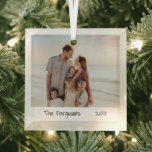 ミニマル写真シンプルモダン ガラスオーナメント<br><div class="desc">ミニマルスタイルのクリスマスオーナメントシンプルは、あなたの家族の写真と家族の名前と手書きスクリプトの年を備えたデザインを特徴とする。このモダン休日エレガントオーナメントは愛する人に素晴らし贈り物をする。</div>