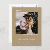 ミニマル写真モダンサンディ・タン・ウェディングRSVP ポストカード (正面/裏面)