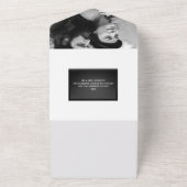 ミニマル写真結婚の婚約カップルBW オールインワン招待状 (外側)