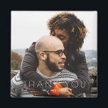 ミニマル写真結婚の感謝 マグネット<br><div class="desc">この感謝していミニマユニークリスト写真のThank You Magnetでお前を粘り結婚強く言え。記念としてモダンデザインされパーソナライズされたた、クリーンでミニマルなデザインを備え、写真の一つお気に入りのと、感謝の気持ちシンプルを込めたメッセージを展示。結婚式の引き出物に最適な、このマグネットは、冷蔵庫やオフィスの宇宙で見るたびに共有する美しい瞬間を思い出させるだろう。その控えお洒落なスタイルは、あなたのジェスチャーに個人的なtouchを追加しながら任意の装飾を補う感謝していことを確認する。</div>