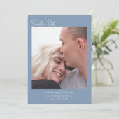 ミニマル写真QRコードほこりっぽい青の日付を保存 招待状 (スタンド正面)