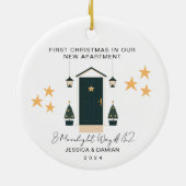 ミニマル初めてのクリスマスズインザニューアパートメント セラミックオーナメント (裏面)