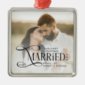 ミニマル初めてのクリスマス結婚したカップル写真 メタルオーナメント (正面)