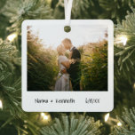 ミニマル初めてのクリスマス結婚した写真 メタルオーナメント<br><div class="desc">ミニマルスタイルシンプルクリスマスオーナメントお気に入りのは、自分の写真と名結婚前、手書きスクリプトの年と共にデザインをフィーチャー。背面に第2写真。このモダン休日のオーナメントは新し素晴らしいカップルに贈り物を婚約したする。</div>