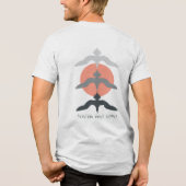 ミニマル和風魚鷹浮世絵スタイル オフホワイト トライブレンドTシャツ (裏面)