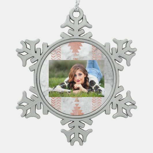 ミニマル幾何学的バラ金ゴールドアステカ白大理石 スノーフレークピューターオーナメント (正面)