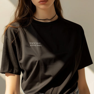 ミニマル引用文「デジタルソウル、アナログ涙」女性 Tシャツ