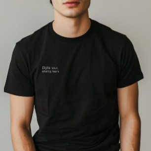 ミニマル引用文「デジタルソウル、アナログ涙」男性 Tシャツ