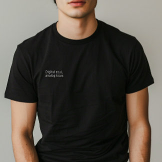 ミニマル引用文「デジタルソウル、アナログ涙」男性 Tシャツ