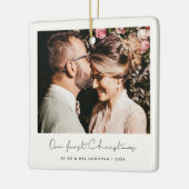 ミニマル手書き私たちの初めてのクリスマス写真 セラミックオーナメント (左)