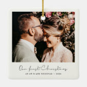 ミニマル手書き私たちの初めてのクリスマス写真 セラミックオーナメント (裏面)