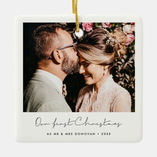 ミニマル手書き私たちの初めてのクリスマス写真 セラミックオーナメント (正面)