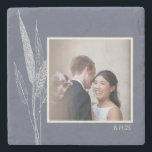 ミニマル植物海軍ブルーパーソナライズされた写真 ストーンコースター<br><div class="desc">美しく、このスタイリッシュ文字の石のコースターカスタムは、ネイビーブルーのミニマルな植物性イラストレーションにあなたの写真と写真を備えている。周年記念素晴らしパーティー用。</div>