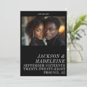 ミニマル無地のタイポグラフィブラック結婚フォト セーブザデート (スタンド正面)