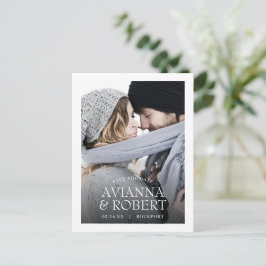 ミニマル白タイポグラフィ写真保存日時 案内ポストカード (スタンド正面)