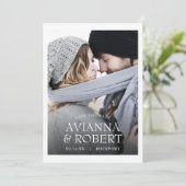 ミニマル白タイポグラフィ写真保存日時 案内状 (スタンド正面)