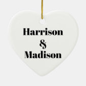 ミニマル白黒カスタムカップル名ハート セラミックオーナメント (裏面)