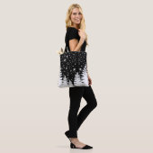 ミニマル白黒パインフォレスト夜空の星 トートバッグ (モデル)