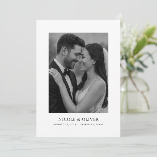 ミニマル白黒写真 | タイポグラフィ結婚の セーブザデート (スタンド正面)