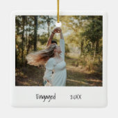 ミニマル白黒婚約したフォト婚約 セラミックオーナメント (裏面)