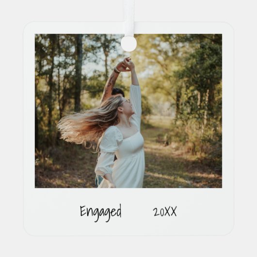 ミニマル白黒婚約写真婚約した メタルオーナメント (裏面)