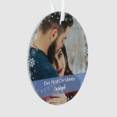 ミニマル私たちの初めてのクリスマス婚約した2枚の写真 オーナメント (正面)