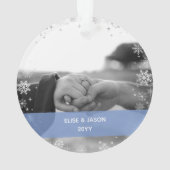 ミニマル私たちの初めてのクリスマス婚約した2枚の写真 オーナメント (裏面)