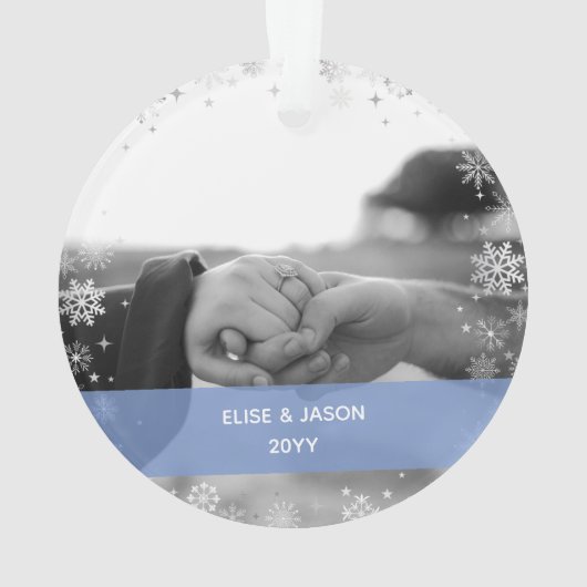 ミニマル私たちの初めてのクリスマス婚約した2枚の写真 オーナメント (裏面)