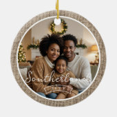 ミニマル素朴Farmhouse Burlap写真パーソナライズされた セラミックオーナメント (裏面)