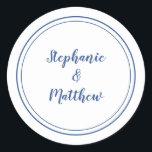 ミニマル結婚スホワイトブルー花婿のお願い ラウンドシール<br><div class="desc">ミニマルシンプルリストでシックなデザイン結婚は、シックな白い背景に青の二重枠のデザインに新郎新婦の名前を付けモダンて、縁どに登場します。そのモダンデザインはシンプルシックで。詳細を結婚トレンディーの青いスクリプトで名前でパーソナライズする。このページのコレクションリンクを参照して、一致するすべてのアイテムを表示する質問やの要カスタム求はinvitationsuites@gmail.comに送りなさい。</div>