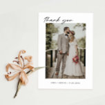 ミニマル結婚リストの写真サンキューカード サンキューカード<br><div class="desc">ミニマルでエレガントなウェディングサンキューカードはスクリプトタイポグラフィ。文字とメッセージはカードの背面で編集できる。レイアウト、フォント、文字サイズの変更など、このデザインの高度なカスタマイズを行うには、上クリックの「」ボタカスタマイズンを使用してください。何か連絡質問があれば私に頼む！</div>
