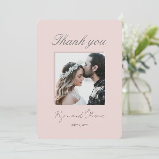 ミニマル結婚リストフォトのグレーカスタマイズピンク サンキューカード (スタンド正面)