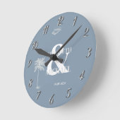 ミニマル結婚主義のトロピカルダスティブルー ラウンド壁時計 (傾斜)