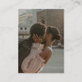 ミニマル金ゴールドアーチフォトQRコードウェディングRSVP エンクロージャーカード (裏面)