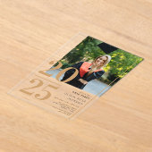 ミニマル金ゴールドタイポグラフィ写真卒業 アクリル招待状 (レイダウン)