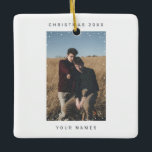 ミニマル降雪写真文字ノイズフィルムオーバーレイ セラミックオーナメント<br><div class="desc">ミニマルな降雪写真文字ノイズフィルムオーバーレイパーソナライズされたは、写真(正方形、風景またはポートレート、水平または垂直)を雪片フレームとホワイトノイズフィルムヴィンテージオーバーレイに搭載したセラミックオーナメントを再現しカスタマイズて、休日、名前とオーナメントを含むSANS SERIFフォントとスタイリッシュモダン、セラミックのと色を完全にカスタマイズ可能。</div>