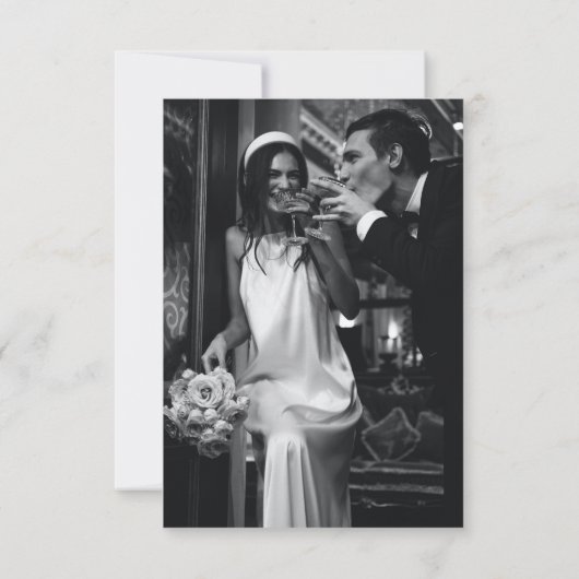 ミニマル黒タイポグラフィ結婚写真の名前  サンキューカード (裏面)