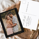 ミニマル黒金ゴールド日付はがきを保存 ポストカード<br><div class="desc">黒と金ゴールドの結婚式の前に写真を持つ日付カードを保存。Save the Dateカードには手で書いたモダン草書タイポグラフィが含まれエレガント、シンプルとミニマルモダンムな結婚式の日のお祝いの後に使用すシンプルる。</div>