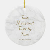 ミニマル2021グレーモダン大理石パーソナライズされた セラミックオーナメント (裏面)